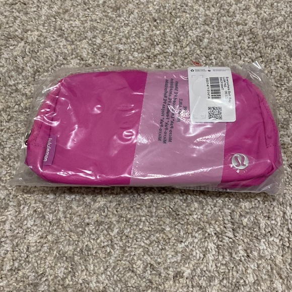 NWT Lululemon Everywhere Belt Bag 1L in Sonic Pink - Picture 5 of 6